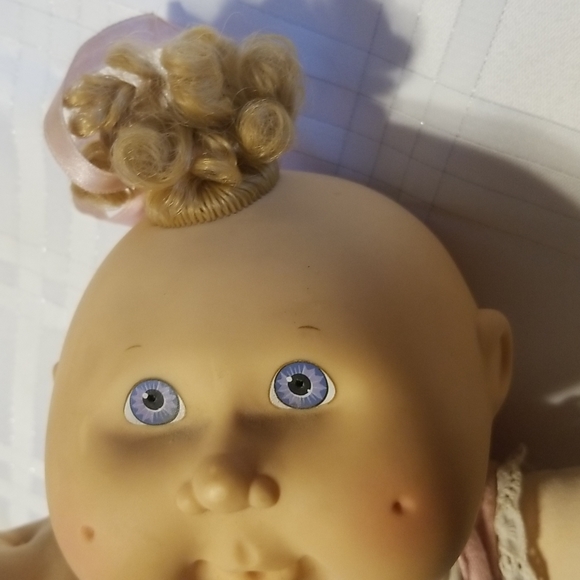 #10 - 90's Xavier Robert's signed Cabbage Patch Kid Doll.  Clothes are not orig. - Picture 3 of 6